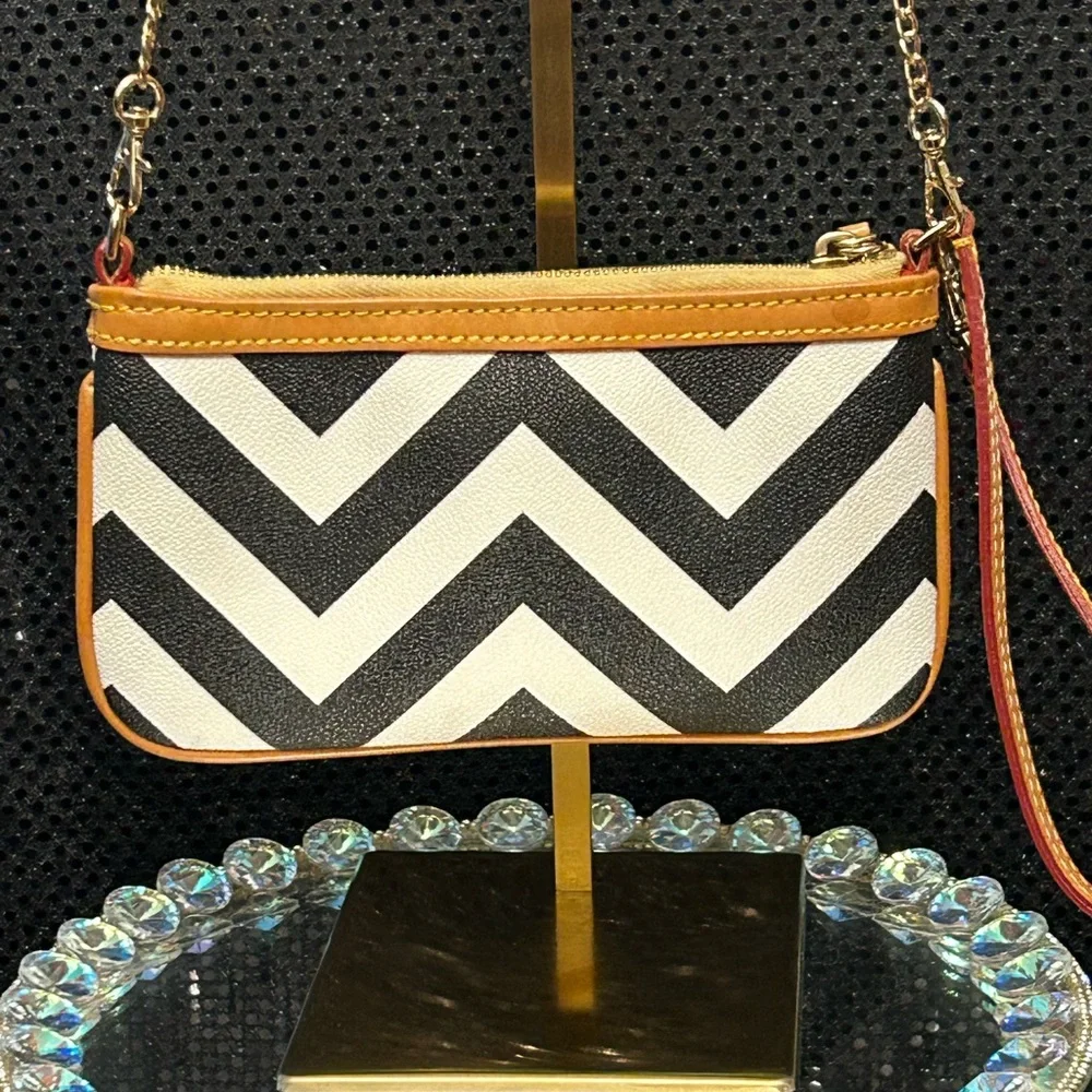 Dooney & Bourke Chevron Large Slim Chevron Wristlet Approx. 8x5 - Picture 3 of 14